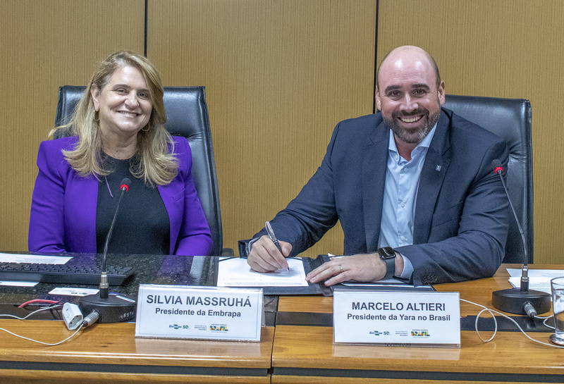 Silvia Massruhá, presidente da Embrapa, e Marcelo Altieri, presidente da Yara Brasil. (Foto Fábio Reynol)