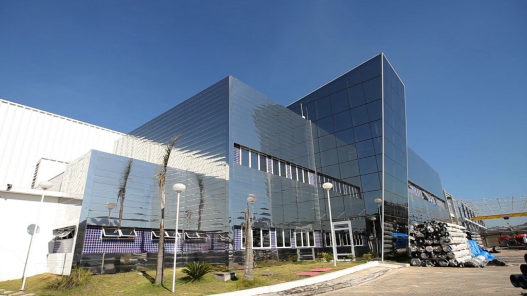Prédio de aço chama atenção na sede localizada em Guarulhos - SP