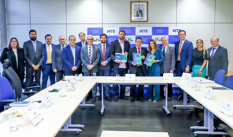 Estudo sobre transição energética dos transportes foi apresentado ao ministro Luiz Marinho