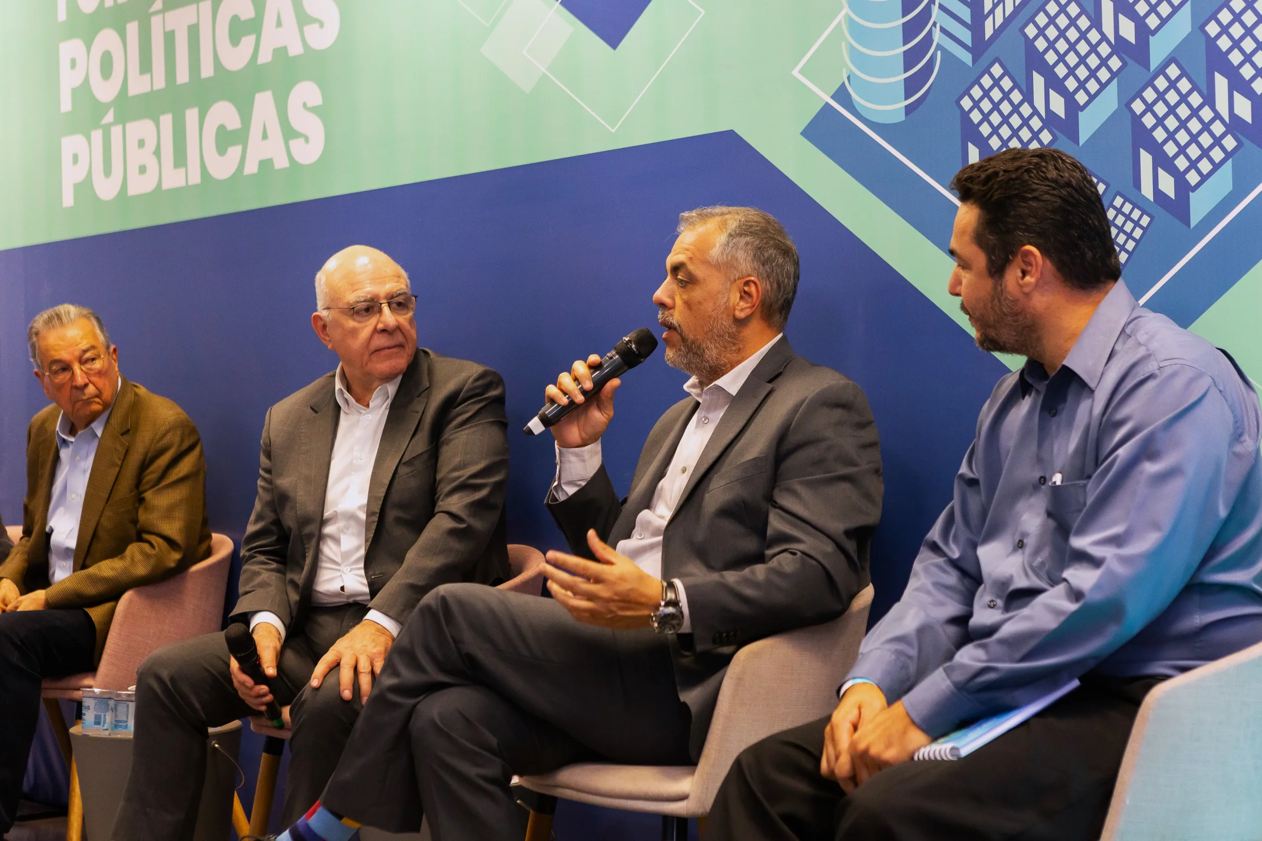 Maurílio Biaggi Filho, Arnaldo Jardim, Paulo Montabone (com microfone) e Laércio Cardoso no Fórum de Políticas Públicas do Crea-SP, em Ribeirão Preto