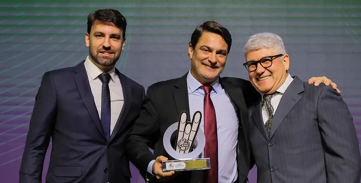 Gustavo Henrique Rodrigues, CEO da Clealco, e Jonas Gutierres, VP de Operações Agroindustriais, são premiados no Mastercana 2024