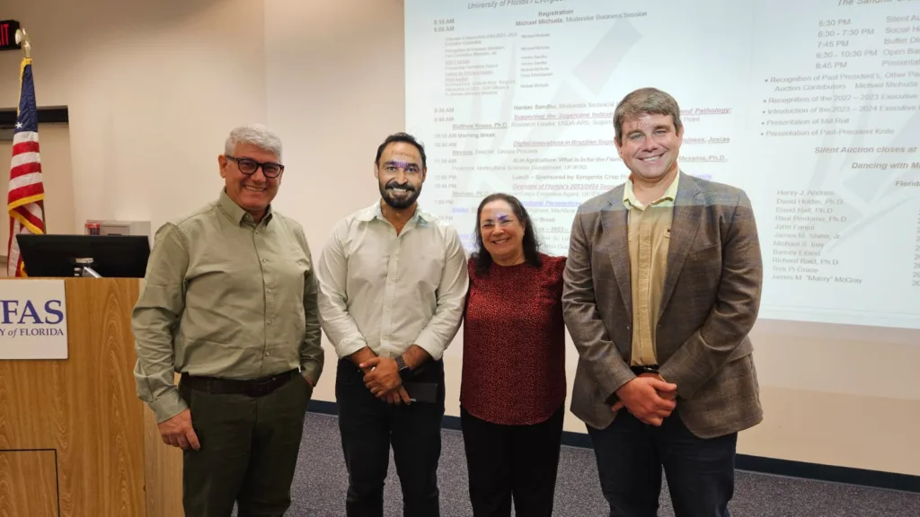 Com Hardev Sandhu, da Universidade da Florida e vice-presidente da ASSCT-FD; Rosa Muchovej, cientista de solos da U.S.Sugar; e Michael Michuda, da  Sugar Cane Growers Coop e presidente da ASSCT-FD; no 55o Encontro Anual da ASSCT - Divisão Flórida