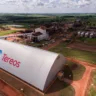 Tanabi, SP - 11/03/2017 - Tereos Brasil - O grupo Tereos inaugurou, na manhã deste sábado (11/03) o Armazém de Açúcar da Unidade Industrial Tanabi, no interior de São Paulo. O evento, que reuniu produtores e autoridades regionais, contou com a presença do governador do Estado, Geraldo Alckmin, e do diretor da Divisão Brasil do grupo Tereos, Jacyr da Costa Filho. O novo armazém tem capacidade para estocar 80 mil toneladas de açúcar VHP a granel. Durante o evento, Costa Filho anunciou investimentos de R$ 60 milhões que contemplam aumento na capacidade de moagem e de produção de açúcar, equipamentos nas áreas industrial, agrícola e de cogeração de energia. A Tereos vai ampliar em mais de 2 milhões de toneladas a capacidade. Com isso, a capacidade total de moagem das unidades do grupo no Brasil -- a Tereos mantém sete unidades industriais produtoras de açúcar, etanol e energia na região noroeste paulista -- crescerá 10%, de 20 milhões para a safra 2017/2018 saltando para 22 milhões de toneladas de cana para a safra 2020/2021. “A Tereos é o terceiro maior produtor de açúcar do mundo. O Brasil representa 20% do faturamento do grupo e por sua relevância no mercado mundial é estratégico para a Tereos”, afirma Jacyr. - Foto: Ferdinando Ramos/Plus Images