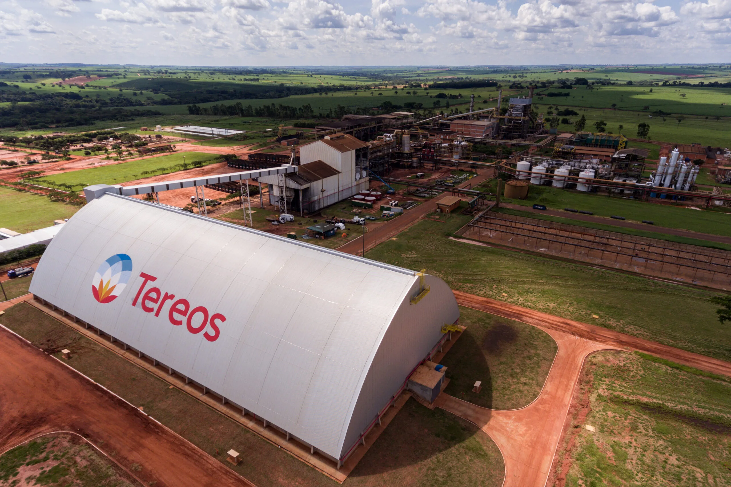 Tanabi, SP - 11/03/2017 - Tereos Brasil - O grupo Tereos inaugurou, na manhã deste sábado (11/03) o Armazém de Açúcar da Unidade Industrial Tanabi, no interior de São Paulo. O evento, que reuniu produtores e autoridades regionais, contou com a presença do governador do Estado, Geraldo Alckmin, e do diretor da Divisão Brasil do grupo Tereos, Jacyr da Costa Filho. O novo armazém tem capacidade para estocar 80 mil toneladas de açúcar VHP a granel. Durante o evento, Costa Filho anunciou investimentos de R$ 60 milhões que contemplam aumento na capacidade de moagem e de produção de açúcar, equipamentos nas áreas industrial, agrícola e de cogeração de energia. A Tereos vai ampliar em mais de 2 milhões de toneladas a capacidade. Com isso, a capacidade total de moagem das unidades do grupo no Brasil -- a Tereos mantém sete unidades industriais produtoras de açúcar, etanol e energia na região noroeste paulista -- crescerá 10%, de 20 milhões para a safra 2017/2018 saltando para 22 milhões de toneladas de cana para a safra 2020/2021. “A Tereos é o terceiro maior produtor de açúcar do mundo. O Brasil representa 20% do faturamento do grupo e por sua relevância no mercado mundial é estratégico para a Tereos”, afirma Jacyr. - Foto: Ferdinando Ramos/Plus Images