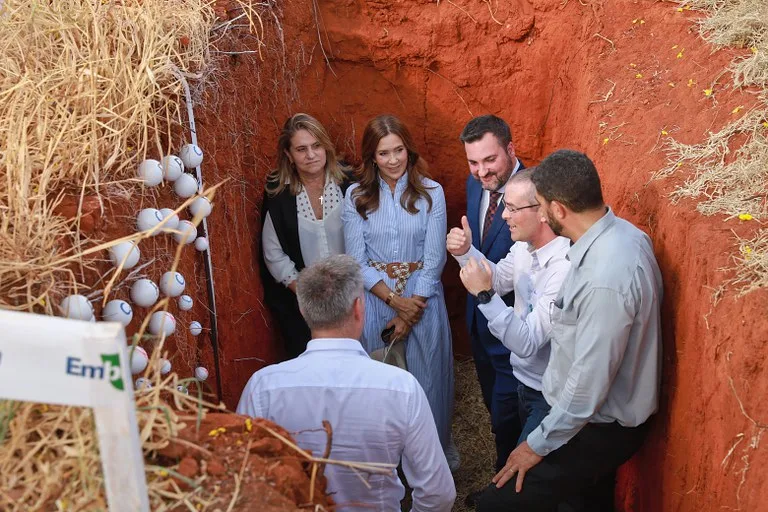 Na Embrapa Cerrados, Rainha da Dinamarca conhece tecnologias sustentáveis da produção agrícola