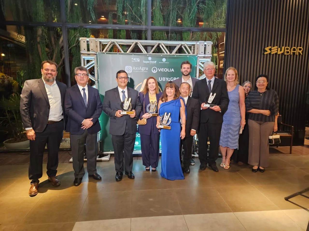 Elizabeth Anne Lyra Lopes de Farias, acompanhada por seu marido, Fernando Lopes de Farias, foi homenageada com o Prêmio MasterCana Norte-Nordeste 2024 pelo protagonismo histórico do seu avô, Salvador Pereira de Lyra, engenheiro químico precursor dos experimentos com o álcool-motor, na Usina Serra Grande, em Alagoas.