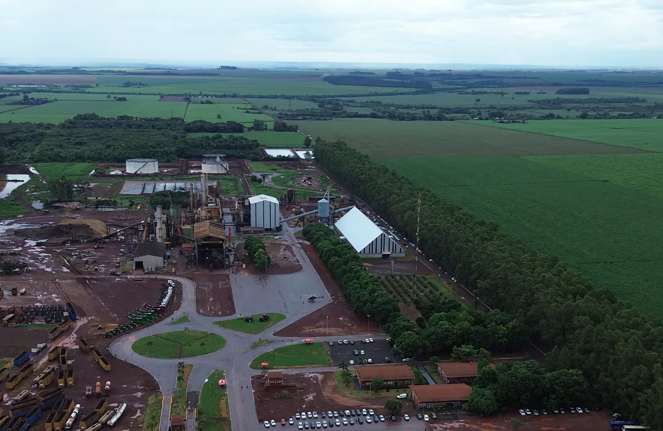 Com investimentos que somam R$ 130 milhões na área industrial e armazém, a usina já fez o seu primeiro embarque de cerca de 7 mil toneladas.
(Imagem: Divulgação/Fátima do Sul Agro-energética)