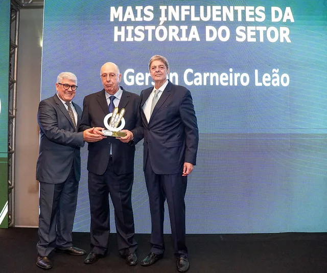 Gerso Carneiro recebendo o troféu dos mais influentes do setor