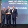 Gerso Carneiro recebendo o troféu dos mais influentes do setor