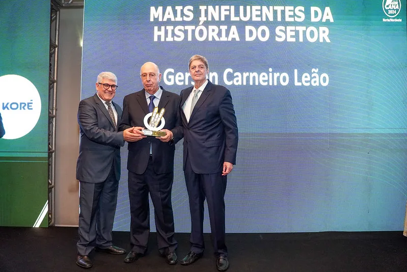 Gerso Carneiro recebendo o troféu dos mais influentes do setor