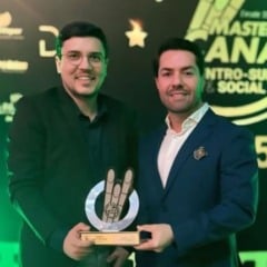 Carlos Furlaneti e Diego Lacerda recebem trofeu do MasterCana Social 2025 em nome da Clealco (Imagem: Divulgação)