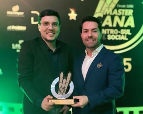 Carlos Furlaneti e Diego Lacerda recebem trofeu do MasterCana Social 2025 em nome da Clealco (Imagem: Divulgação)