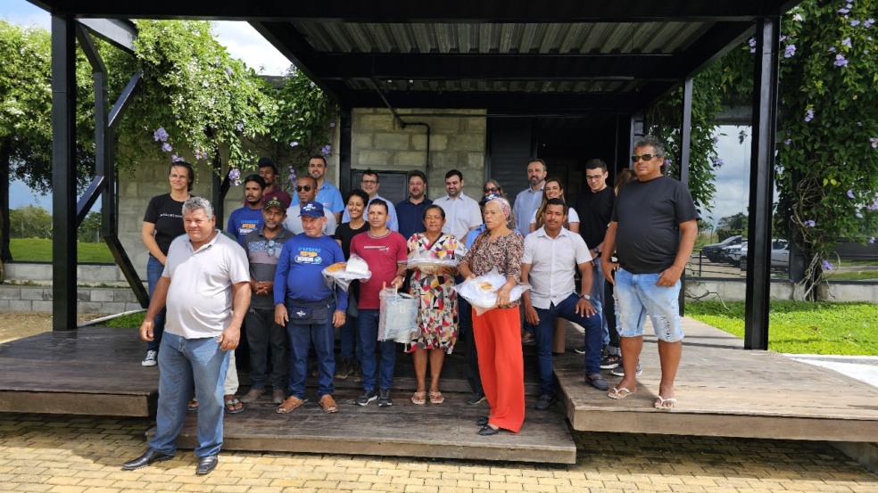 Produtores da comunidade Palatéia recebem os kits de apicultura