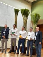 Da esquerda para a direita Rubens Braga, consultor do IAC; Marcus Paulo Lima, gerente agrícola da Usina Uberaba; Fausto Raimundo da Silva, supervisor de pesquis e desenvolvimento da Usina; Thaillan Hiago Borges Teorodo, encarregado de pesquisa e desenvolvimento da Usina; e Marcos Landell, do IAC
