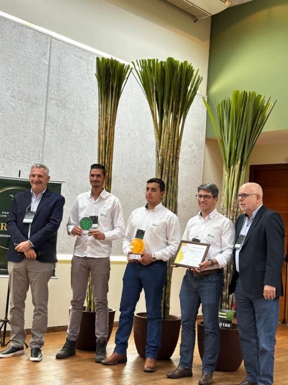 Da esquerda para a direita Rubens Braga, consultor do IAC; Marcus Paulo Lima, gerente agrícola da Usina Uberaba; Fausto Raimundo da Silva, supervisor de pesquis e desenvolvimento da Usina; Thaillan Hiago Borges Teorodo, encarregado de pesquisa e desenvolvimento da Usina; e Marcos Landell, do IAC