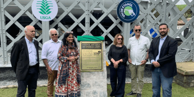 Participantes da solenidade dos 100 anos do etanol no Brasil na Usina Serra Grande (Foto: Política Alagoana)