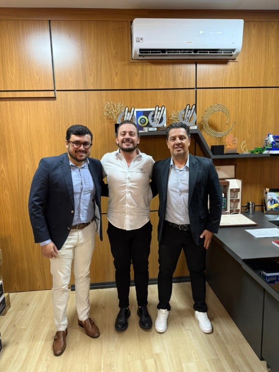 Lucas Messias, Head de Mídia & Eventos da ProCana Brasil; Paulo Izo, Diretor-Geral da HidroVapor; e Marcelo Bento, Executivo Comercial de Mídia & Eventos da ProCana Brasil Lucas Messias, Head de Mídia & Eventos da ProCana Brasil; Paulo Izo, Diretor-Geral da HidroVapor; e Marcelo Bento, Executivo Comercial de Mídia & Eventos da ProCana Brasil