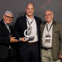Ao lado de Josias Messias e José Darciso Rui, Eduardo Fioreze (no centro) representa a Bioenergética Aroeira na entrega do troféu
