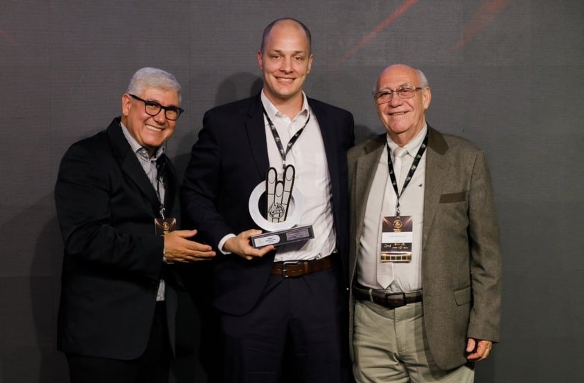 Ao lado de Josias Messias e José Darciso Rui, Eduardo Fioreze (no centro) representa a Bioenergética Aroeira na entrega do troféu
Ao lado de Josias Messias e José Darciso Rui, Eduardo Fioreze (no centro) representa a Bioenergética Aroeira na entrega do troféu