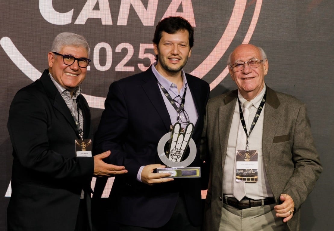 A premiação foi  entregue ao gerente comercial da Clealco, Gustavo Barioni, 