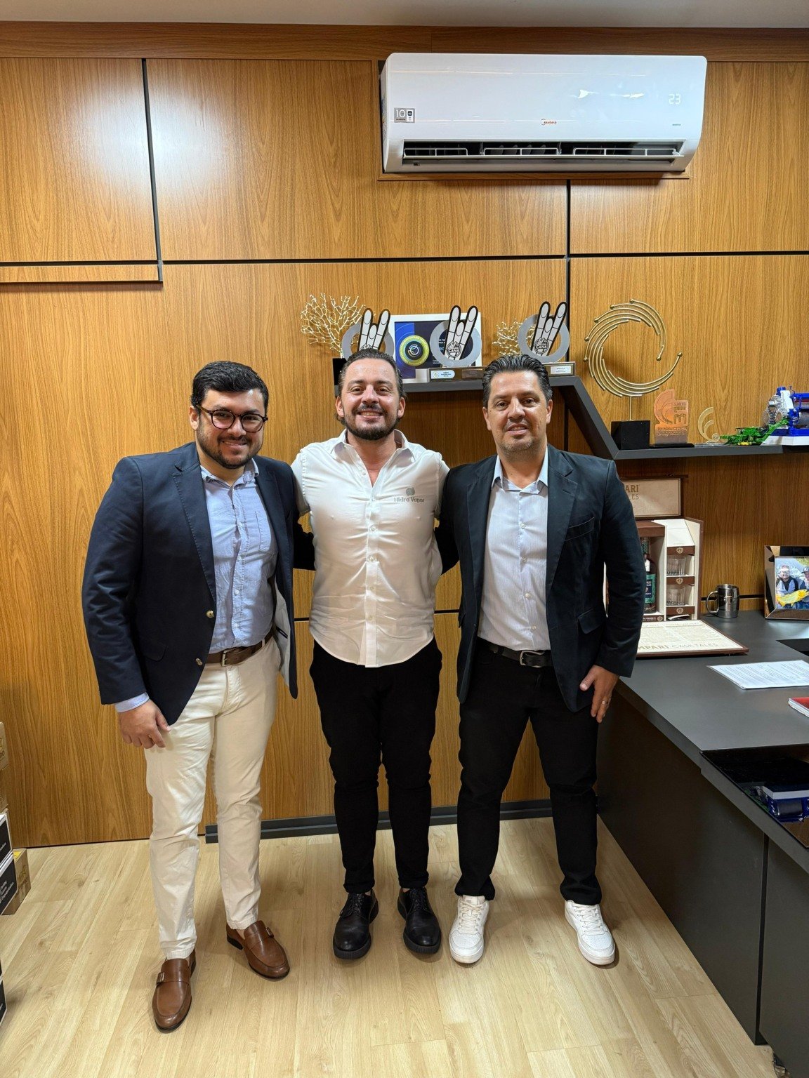 Lucas Messias, Head de Mídia & Eventos da ProCana Brasil; Paulo Izo, Diretor-Geral da HidroVapor; e Marcelo Bento, Executivo Comercial de Mídia & Eventos da ProCana Brasil Lucas Messias, Head de Mídia & Eventos da ProCana Brasil; Paulo Izo, Diretor-Geral da HidroVapor; e Marcelo Bento, Executivo Comercial de Mídia & Eventos da ProCana Brasil