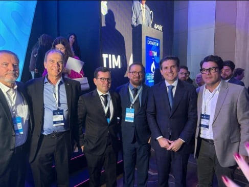 Alexandre, Pedro e demais lideranças do setor com o presidente da Câmara Federal Hugo Mota durante a 25ª Datagro, em São Paulo