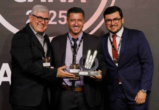 O Gerente Técnico Sucroenergético da Caltec, Eder Paz, recebe o troféu MasterCana