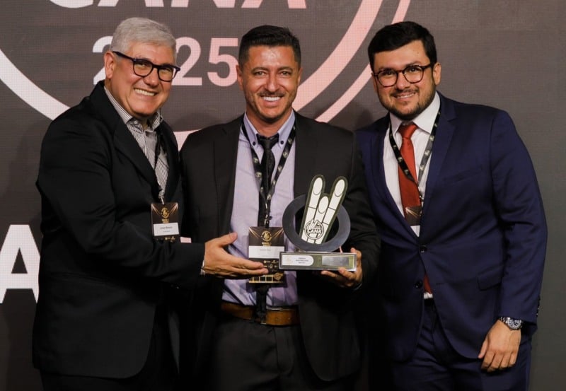 O Gerente Técnico Sucroenergético da Caltec, Eder Paz, recebe o troféu MasterCana