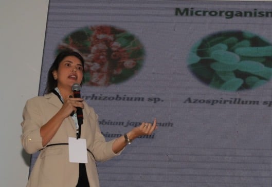 Cibele Medeiros durante sua palestra no CANABIO25 Cibele Medeiros durante sua palestra no CANABIO25