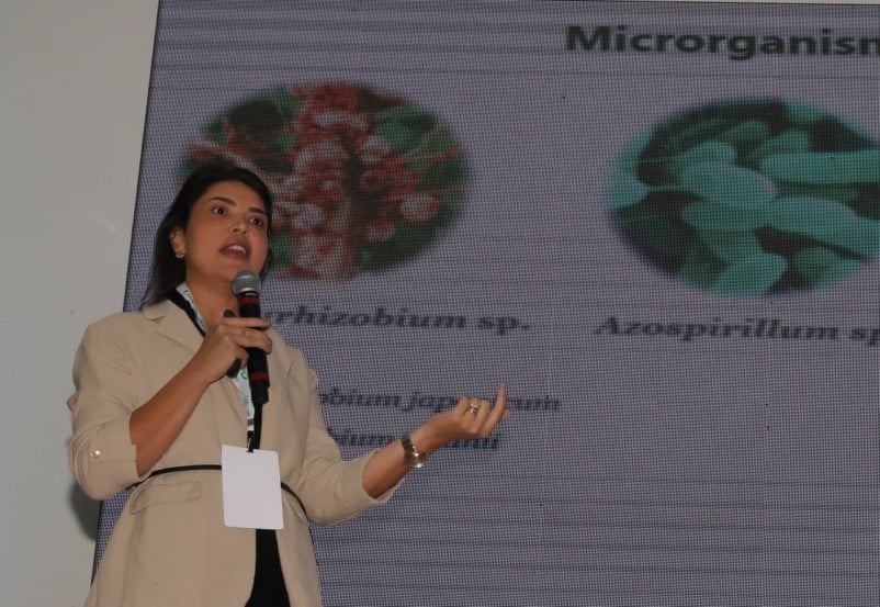 Cibele Medeiros durante sua palestra no CANABIO25