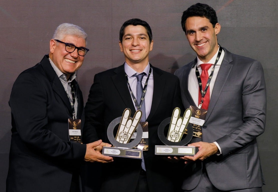 O gerente corporativo Jean Rene Coimbra Matara, recebe os dois troféus da Cargill O gerente corporativo Jean Rene Coimbra Matara, recebe os dois troféus da Cargill