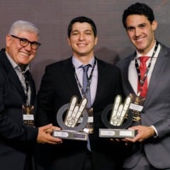 O gerente corporativo Jean Rene Coimbra Matara, recebe os dois troféus da Cargill