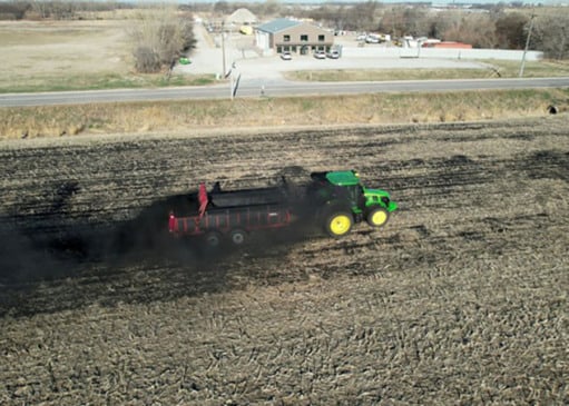 O resultado de ambos – BECCS e biochar – evita que o carbono retorne à atmosfera. Na foto, pesquisa conduzida por cientistas do Nebraska (biochar sendo testado em campo)