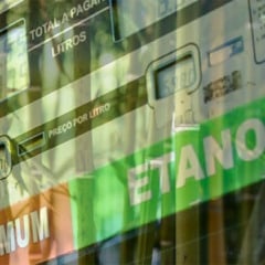 O Proálcool foi criado por razões puramente econômicas, atreladas ao primeiro choque do petróleo e ao déficit da balança comercial – Fotomontagem com foto: José Cruz/Agência Brasil e Foto: Freepik