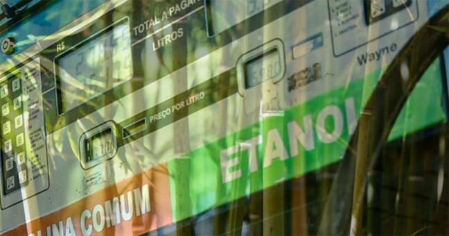 O Proálcool foi criado por razões puramente econômicas, atreladas ao primeiro choque do petróleo e ao déficit da balança comercial – Fotomontagem com foto: José Cruz/Agência Brasil e Foto: Freepik