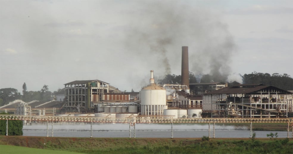 Novo conceito de design para usinas pode tornar o etanol um combustível com balanço de carbono negativo; tecnologia tem potencial de ser aplicada em outras formas de biomassa, ampliando seu impacto positivo - Foto: Wikimedia Commons