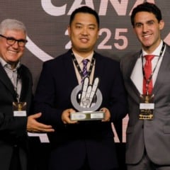 Alex Eiti Shiota, gerente executivo Usina Vertente, recebe o troféu Mastercana