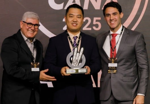 Alex Eiti Shiota, gerente executivo Usina Vertente, recebe o troféu Mastercana