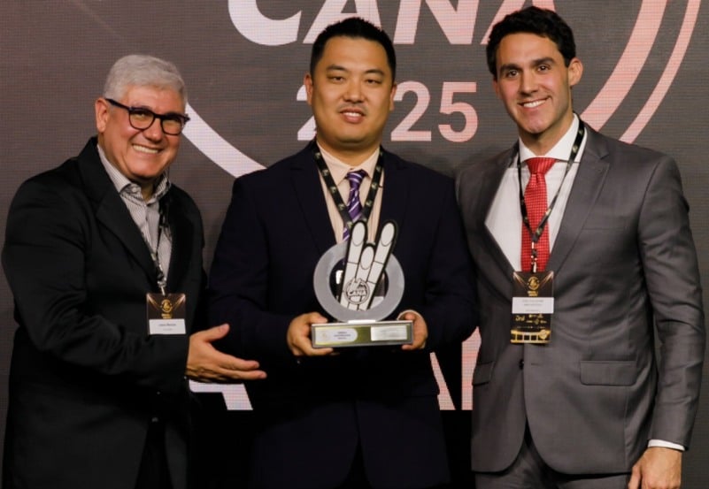 Alex Eiti Shiota, gerente executivo Usina Vertente, recebe o troféu Mastercana