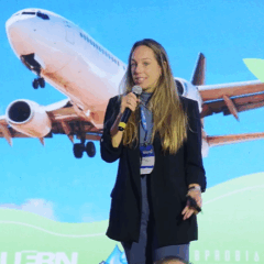 Amanda Gondim durante palestra no SINATUB25, em maio em Ribeirão Preto