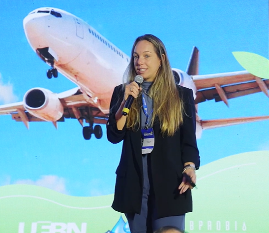 Amanda Gondim durante palestra no SINATUB25, em maio em Ribeirão Preto