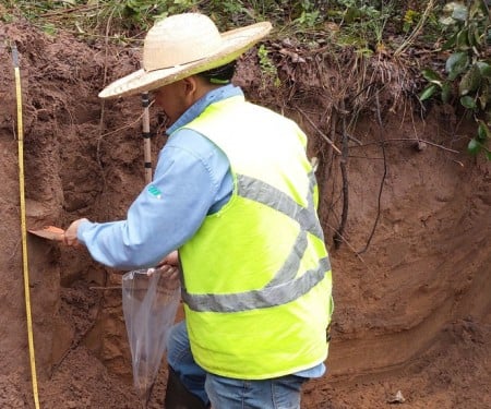 Técnica permite a coleta de amostras de solo "deformadas", utilizando uma simples pá de jardinagem, e elimina a necessidade de preservação de amostras pelos métodos tradicionais (foto: Embrapa Instrumentação/divulgação)