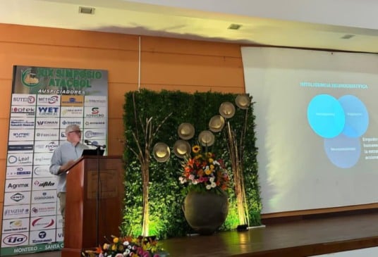 Josias Messias abriu o simpósio com palestra sobre inteligência neurodigital